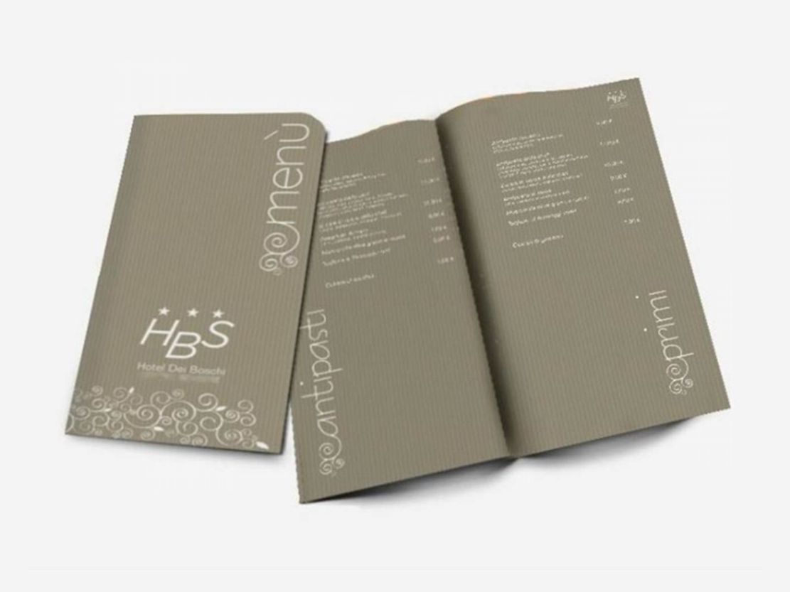 Menu spillato stampa a colori con copertina rigida su carta patinata matta 300 gr e pagine interne su carta patinata matta 190 gr.